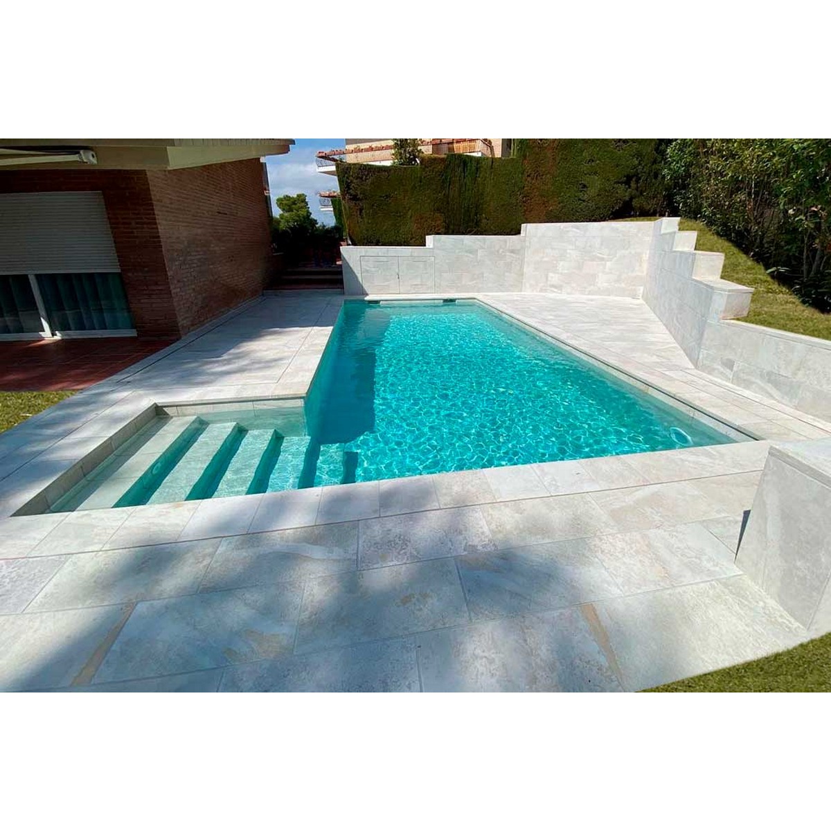 Foto de ambiente de piscina Pietro White en exterior, coronación e interior